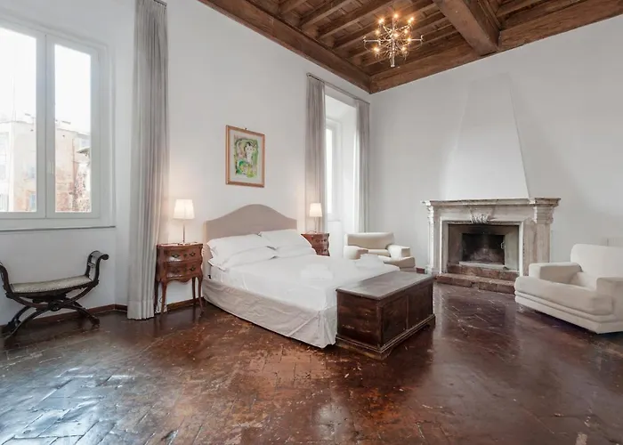 Ancient Palace In Downtown * Roma